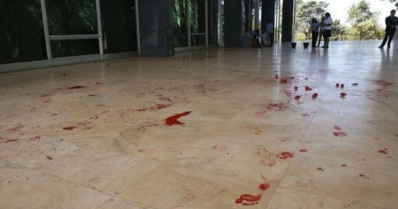 Grupo protesta em frente ao STF e pinta o prédio de vermelho