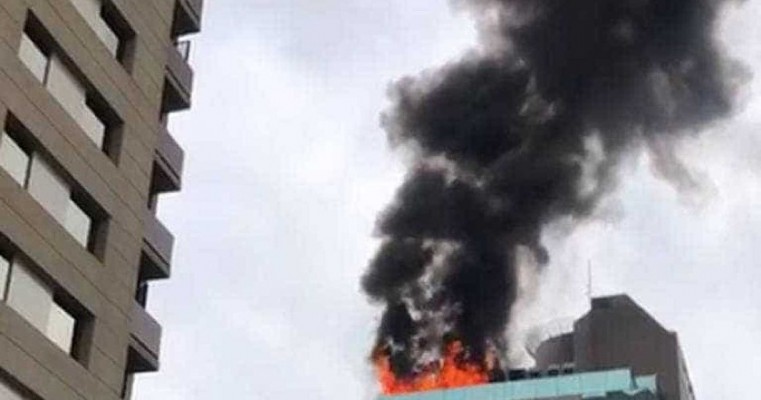 Incêndio atinge cobertura de prédio comercial no Itaim Bibi, em SP