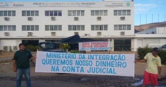 Ex-funcionários de construtora permanecem acampados em frente à sede do Ministério da Integração em Salgueiro-PE