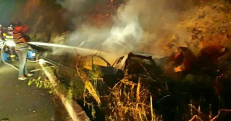 Caminhão-tanque pega fogo e motorista morre em acidente na BR-232, em Pernambuco
