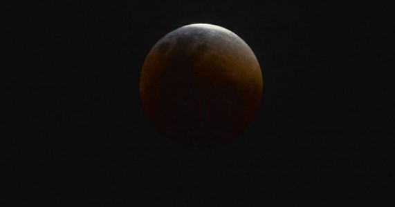 Eclipse total da Lua ocorre hoje; veja dicas para acompanhar
