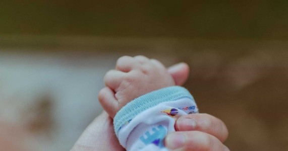 Bebê nasce após mãe ser arremessada de caminhão e morrer em acidente