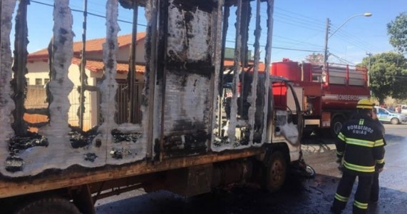 Homem joga moto na frente de caminhão desgovernado em chamas e consegue pará-lo