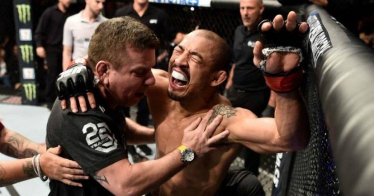 Campeão voltou: José Aldo chora após nocautear Stephen no 1º round