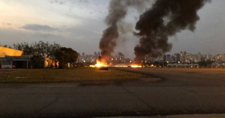 Avião cai e explode na Zona Oeste de São Paulo
