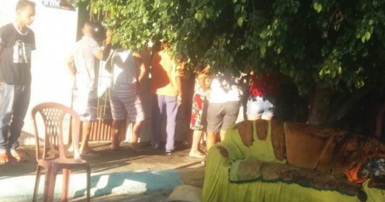 Tragédia: Casal de idosos morre carbonizado dentro de casa em cidade no norte da Bahia
