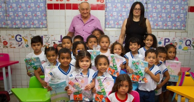 Prefeitura de Salgueiro entrega kit escolar para alunos da rede municipal de ensino
