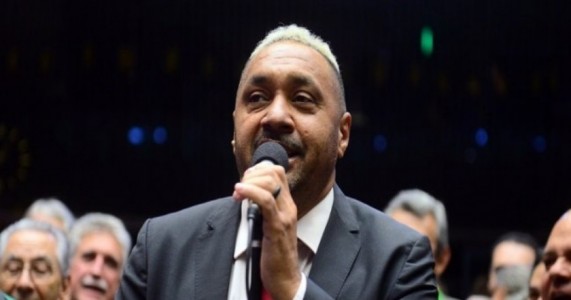 Tiririca volta atrás e será candidato à reeleição 