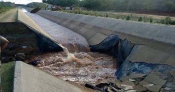 Canal do Eixo Norte da Transposição rompe na zona rural de Salgueiro