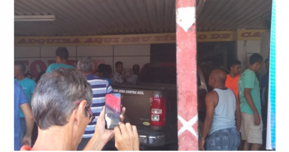 Carro desgovernado invade loja do Vale da Sorte em Juazeiro (BA)