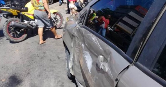 Carro desgovernado invade loja do Vale da Sorte em Juazeiro-BA