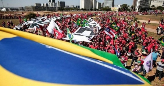 Atos em defesa da liberdade do ex-presidente Lula movimentam Brasília