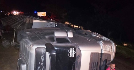 Carreta carregada com milho tomba na BR-324 em Jacobina
