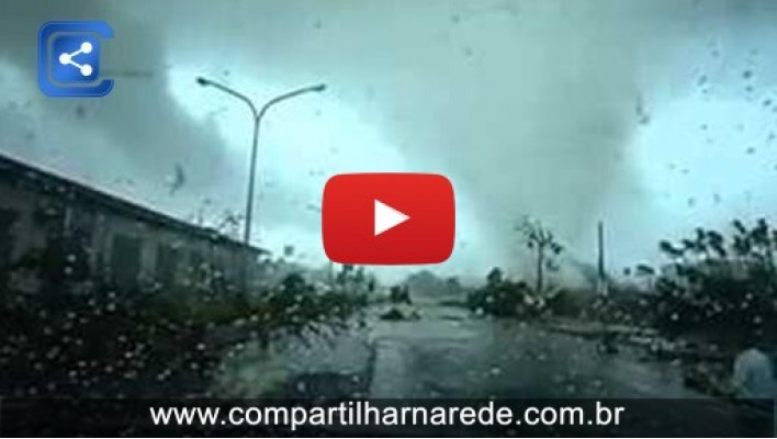 Carro é sugado por tornado e morador flagra tudo em vídeo