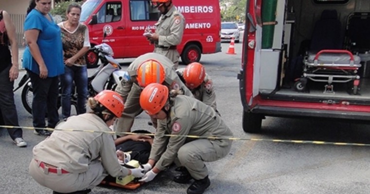 Colisão entre cinquentinha e D-20 deixa dois feridos próximo a Serra Talhada PE
