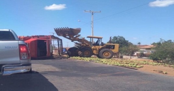 Perolina PE - Caminhão Carregado de Coco Tomba Próximo ao Burrinho na BR 407
