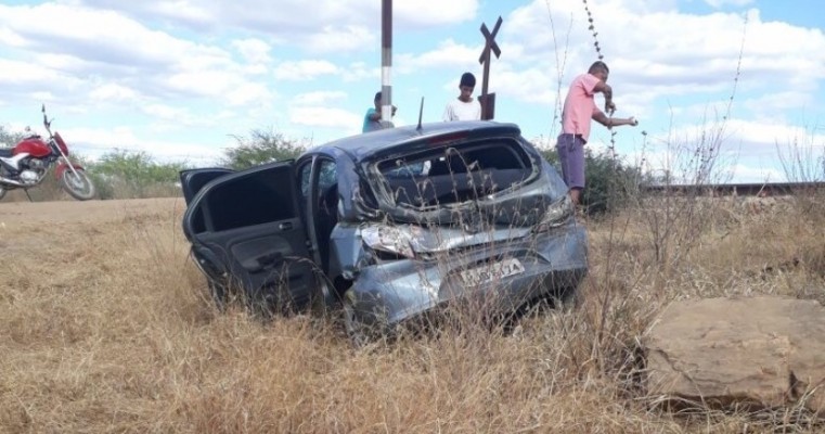 Trem colide violentamente com carro na ferrovia transnordestina em Serra Talhada e fere 4 pessoas