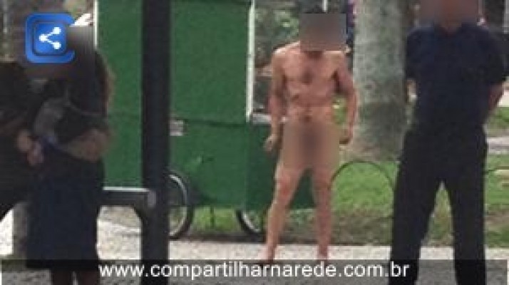 Homem embriagado é flagrado andando pelado no centro de Curitiba