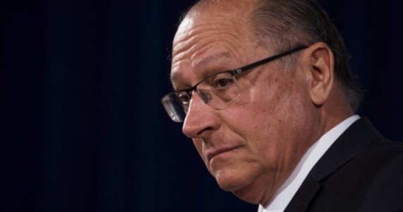Alckmin pede e TSE autoriza retirada de inserções no rádio contra Bolsonaro