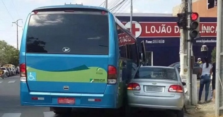 Juazeiro BA – Acidente em Avenida do Centro de Juazeiro envolve micro-ônibus e carro de passeio