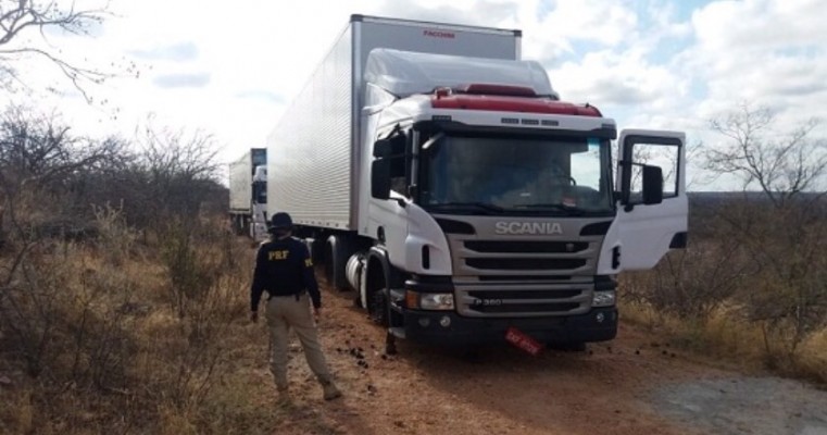 Duas carretas são assaltadas em postos de combustível na BR-116 em Salgueiro