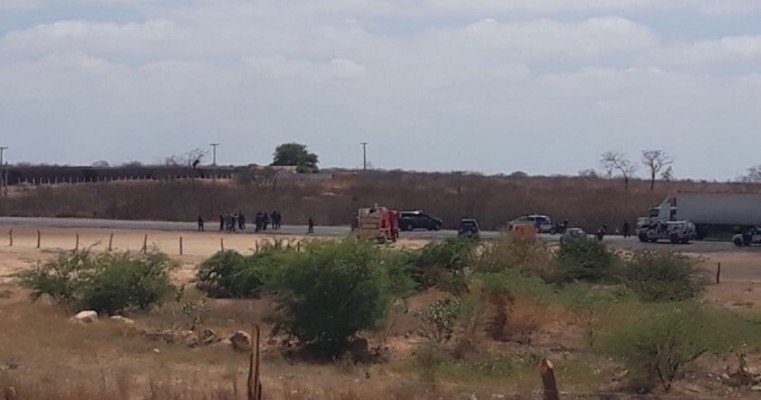 Quadrilha tenta assaltar avião que faz transporte de valores e troca tiros com a polícia em Salgueiro