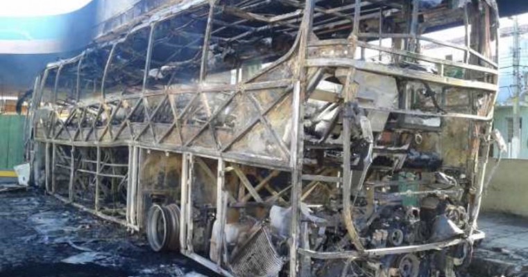 Tabira - Vândalo incendeia ônibus da Empresa Auto Viação Progresso