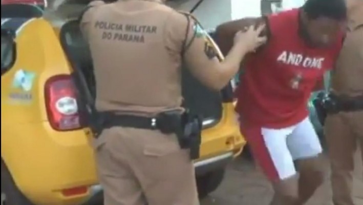 Ladrão Ninja tenta fugir algemado e foram necessários 3 policiais para prender