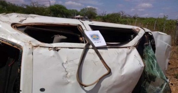 Bandidos capotam carro quando fugiam para Serra Talhada
