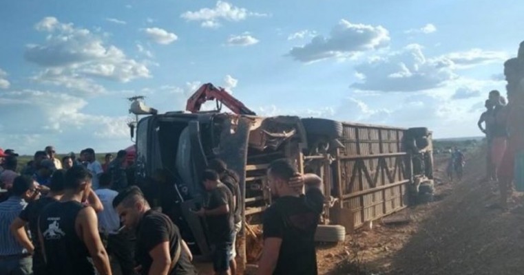 Ônibus do cantor Edson Lima e Gatinha Manhosa se envolve em acidente no Piauí