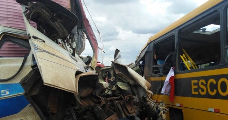 Batida entre carreta e ônibus escolar deixa 3 mortos na BR-116; coletivo seguia para concurso de fanfarras