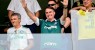 Bolsonaro entrega taça de campeão ao Palmeiras; opositores protestam com cartazes e vaias