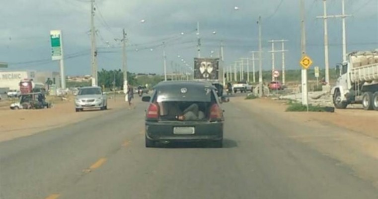 Absurdo: Motorista é flagrado com passageiro no porta-malas de carro na Avenida Transnordestina