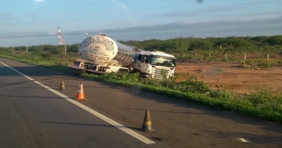 Juazeiro BA – Uma Carreta saiu da Pista Próximo a Carnaíba do Sertão