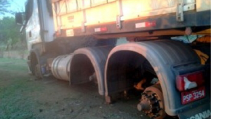 Bandidos atacam caminhoneiro em Serra Talhada; roubam 36 pneus e fogem sem deixar pistas