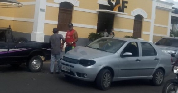 Petrolina PE — Dois Veículos Colidiram no Centro da Cidade