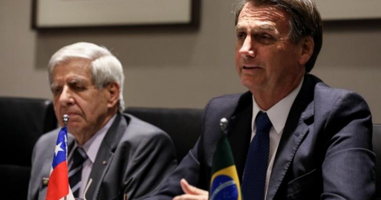 No Chile, Bolsonaro joga a responsabilidade da reforma para o Parlamento