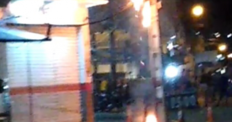 Salgueiro – Fiação de rede elétrica pega fogo em poste no bairro da Bomba