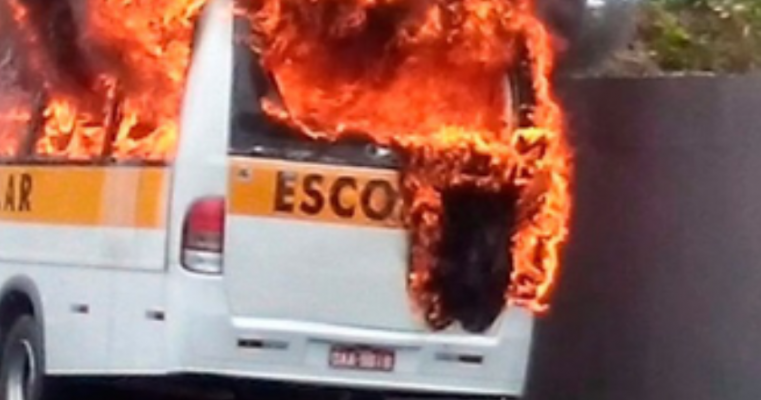 Salgueiro – Ônibus escolar pega fogo enquanto transportava alunos no Residencial Santo Antonio