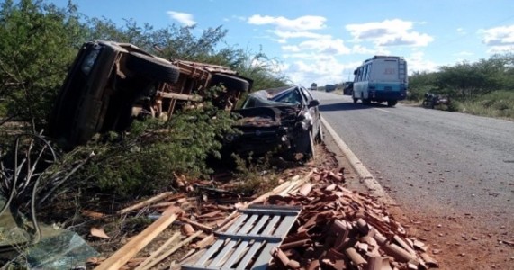 Casa Nova BA — Grave Acidente na BR 235 Envolvendo um Veículo de Passeio e uma Caminhonete
