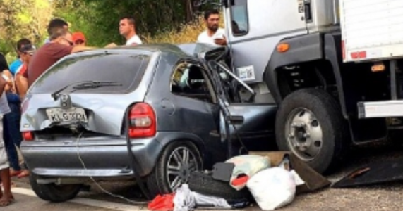 Grave acidente deixa mãe e filhos mortos na BR-232 em Bom Nome