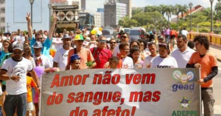 Caminhada no Recife celebra Dia Nacional da Adoção