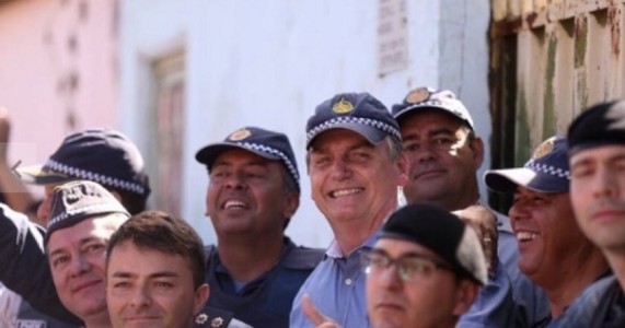 Bancada da bala consegue acordo por aposentadoria mais branda para policiais