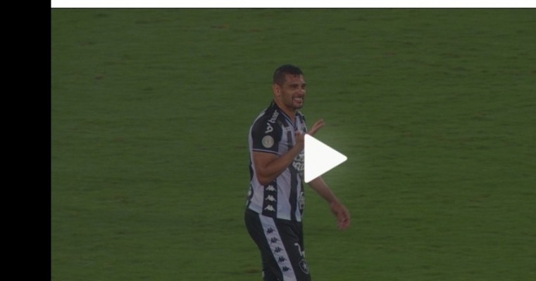 Sem risadinha: Diego Souza iguala marca, mas evita entrevistas após acidente em vitória do Botafogo