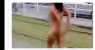 Mulher corre pelada pela rua para não ser morta pelo ex marido