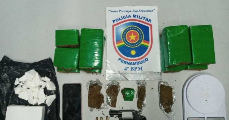 Caruaru-PE homem é preso com 4,2 kg de maconha 720 g de cocaína é um revólver calibre 38