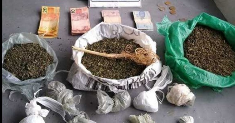 Mirandiba-PE mulher é presa em flagrante com mais de 1 kg de maconha em Cachoeirinha.