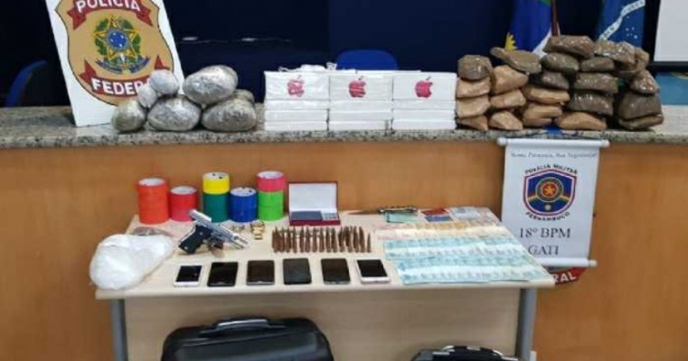 PF e PM prendem duas pessoas e encontram mais de 20 quilos de drogas dentro carro