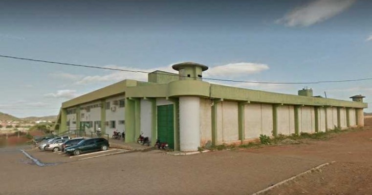 Salgueiro-PE polícias militares apreende drogas e celular dentro do presídio