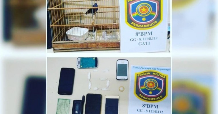 Salgueiro-PE polícias prendem homem por tráfico de drogas e ave silvestre em cativeiro no bairro Santa Margarida